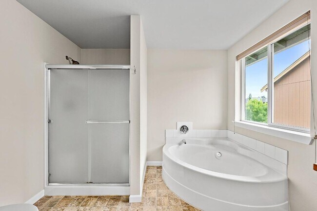 Building Photo - Bright & Spacious 4 Bedroom Home in Yelm f...