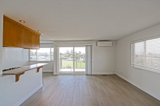 Building Photo - Recently Updated, Top-Floor 2BR2BA Condo i...