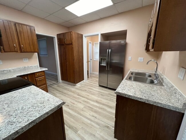 Building Photo - Newly Remodeled 4 Bed House Available Now!