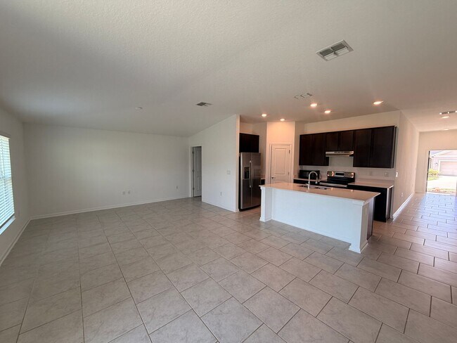 Building Photo - Single Family House Minutes to Davenport Posner Park Shopping Mall