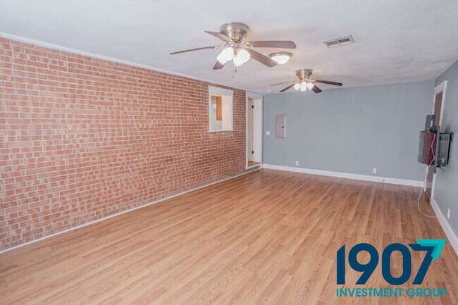 Building Photo - Spacious Rural Retreat in Norman with Open...