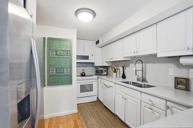 Building Photo - 1000 Urlin Ave