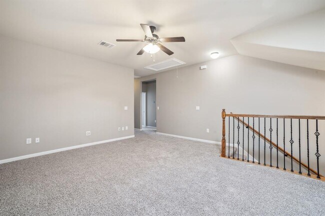 Building Photo - 400 Hummingbird Ln