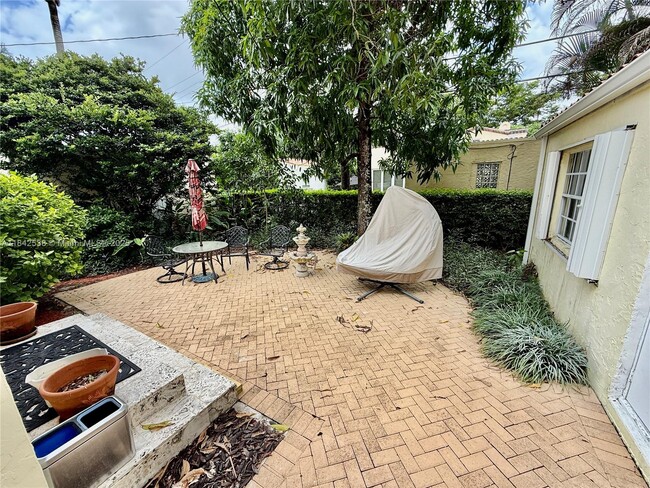 Building Photo - 544 San Lorenzo Ave