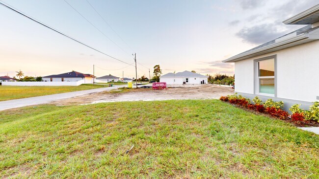 Building Photo - 2028 NE 6th Ave