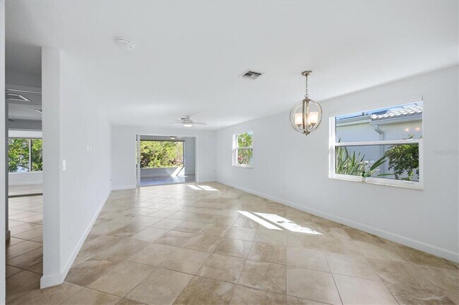 Building Photo - 885 Spanish Dr N