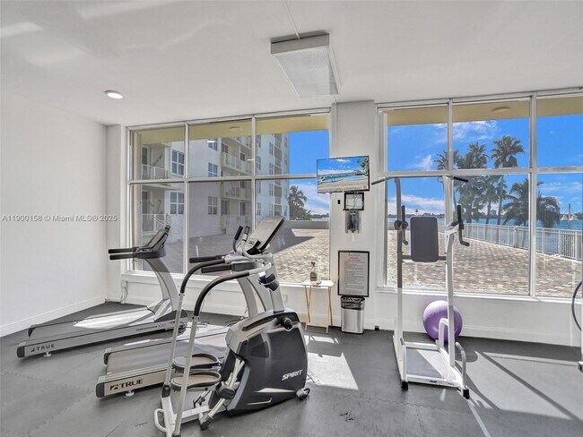 Building Photo - 10350 W Bay Harbor Dr