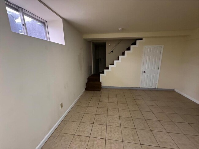 Building Photo - 600 Sioux St