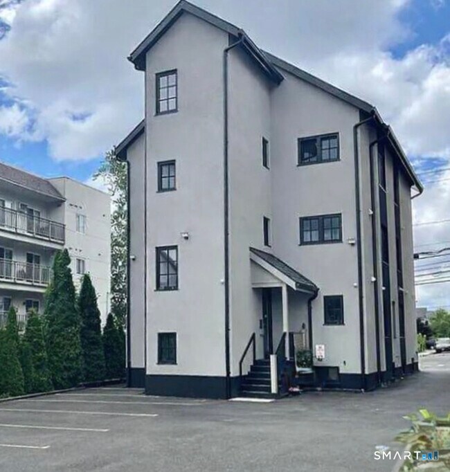 Building Photo - 930 Cove Rd