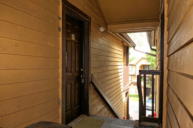 Building Photo - 1 bedroom 1 bath condo at Lakewood Park Co...