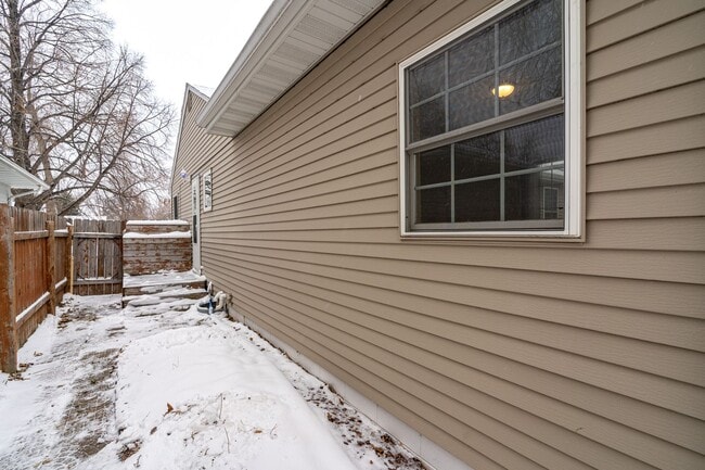 Building Photo - 3 Bedroom 2 Bath Home with Fenced in Backyard!