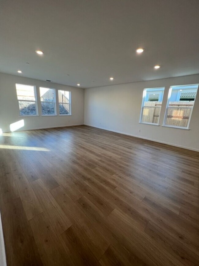 Building Photo - Beautiful 3 Bedroom and 2 Bathroom Home in Lincoln $2,995.00