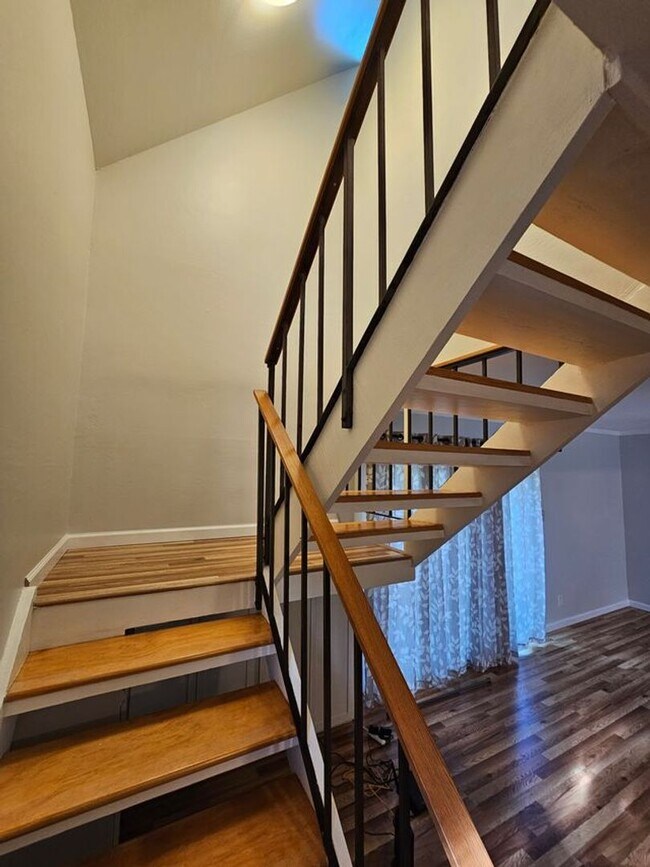 Building Photo - Unique FREESTANDING 2 Bed/ 1.5 Bath Townhome in Mountain View