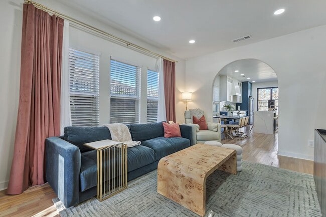 Building Photo - 302 S Saint Mary Ave