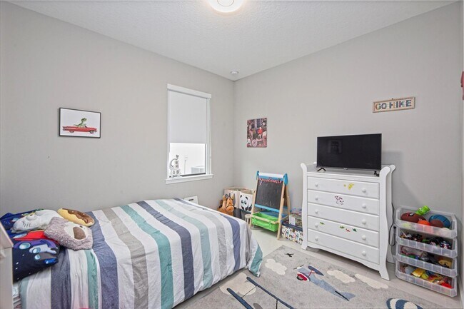 Building Photo - 833 SE Courances Dr