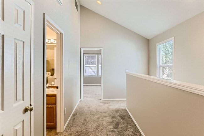 Building Photo - Spacious Two-Level Duplex Home with Fenced Backyard in Hillsboro!