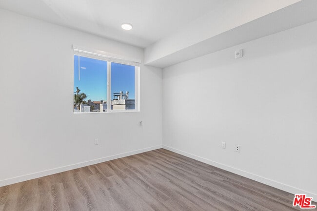 Building Photo - 10824 Blix St