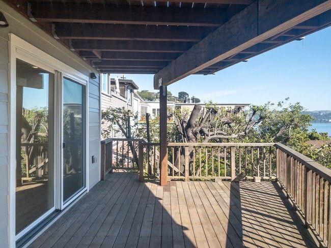 Building Photo - Stunning, Fully Remodeled Jr. 1bd/1ba! Remodeled! Private Deck! Parking! Laundry! PROGRESSIVE!