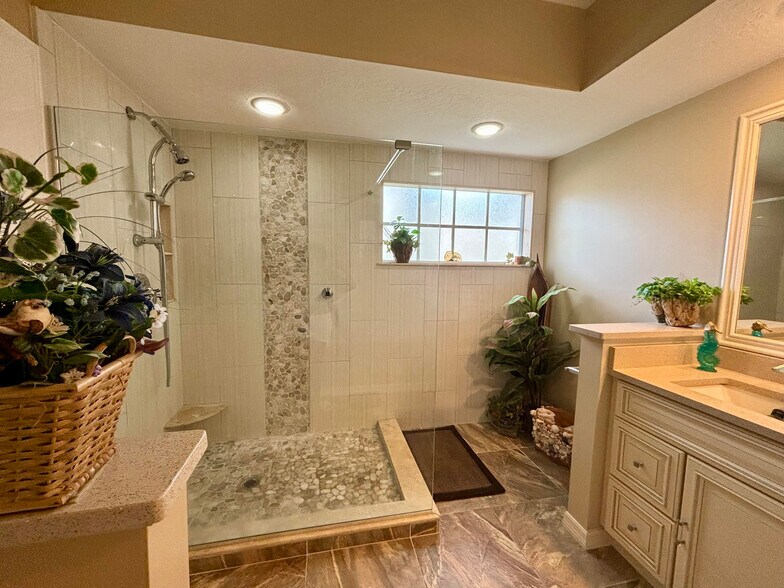 large master bath & walkin shower - 106 Siena Way