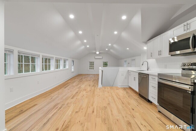 Building Photo - 523 Danbury Rd
