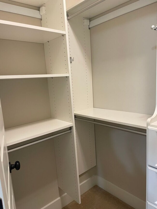 Building Photo - One level home with 2 Car Garage!