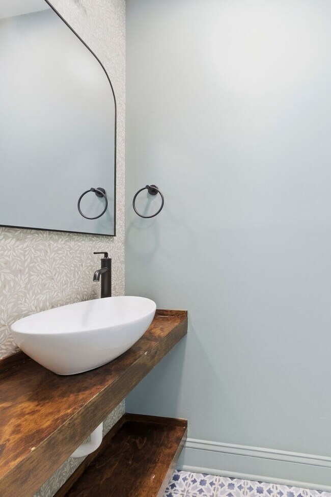 Building Photo - 2926 W Oxford St