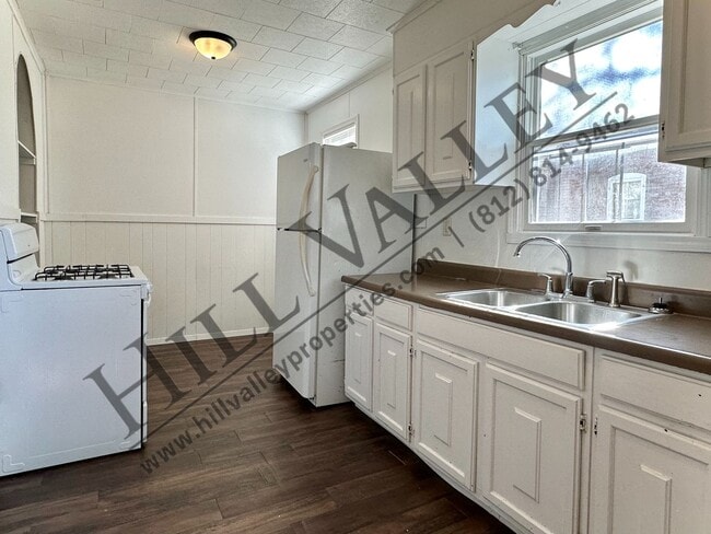 Building Photo - Large four bedroom in Farrington's Grove Historical District