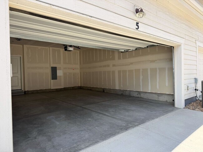 Building Photo - Beautiful Home in Windsor with Internet Included!