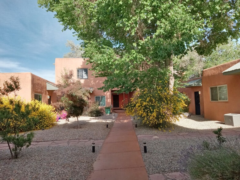 Courtyard - 1347 Pacheco Ct