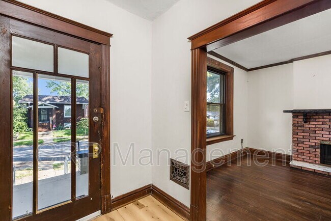 Building Photo - 5033 Ray Ave