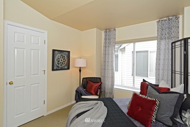 Building Photo - North Greenlake 3-bed 1.75-bath Town House