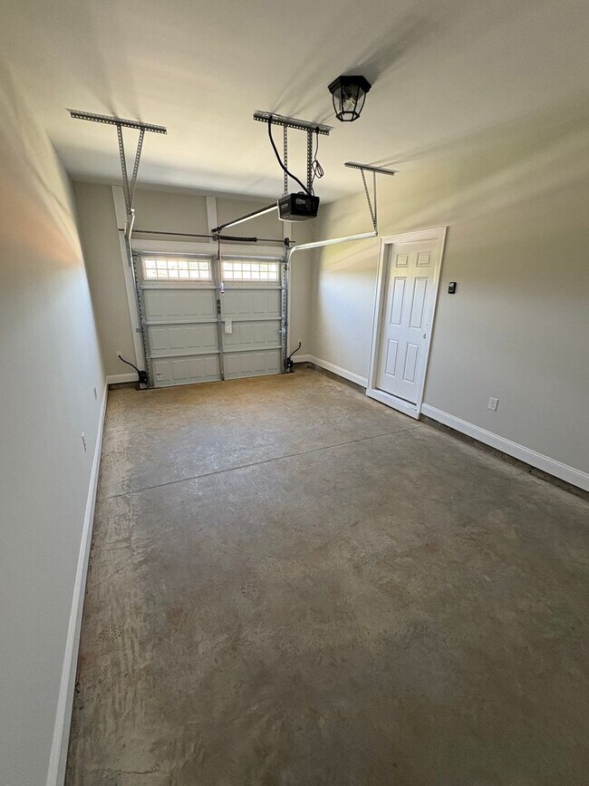 Building Photo - 135 Hunters Hill Wy