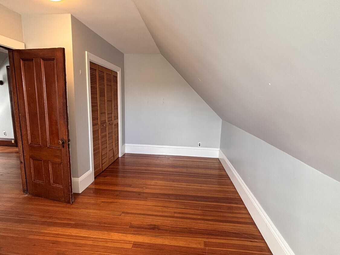 Building Photo - 558 Riverside Ave