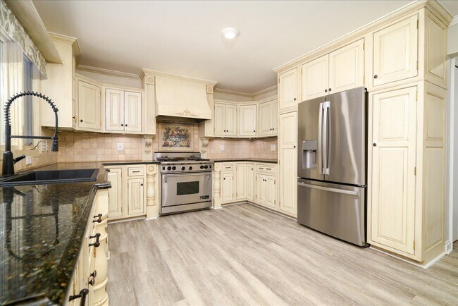 Building Photo - 38291 River Park Dr