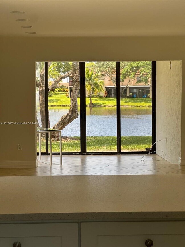Building Photo - 9293 Vista Del Lago