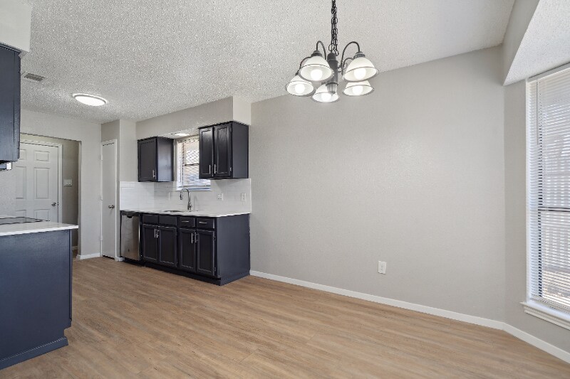 Building Photo - 2804 S Meadow Dr