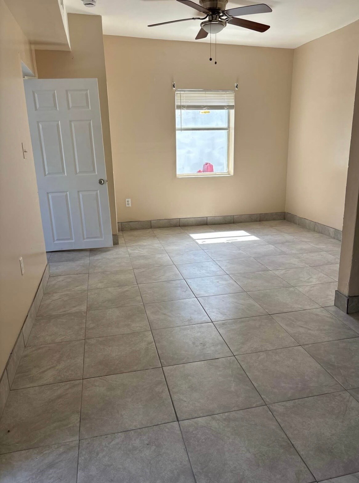 Living/Diningroom to the left of entrance - 209 NW 28th Ave