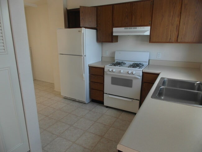 Building Photo - 3 Bedroom, 1.5 Bath, Townhouse in Oscoda v...