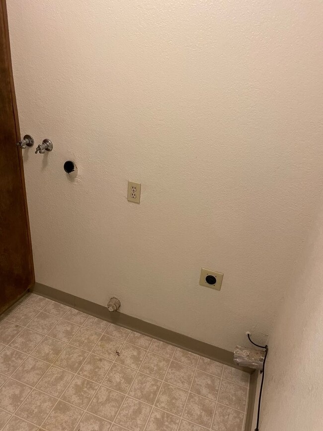 Building Photo - 3 Bedroom 2 Bathroom in Pocket