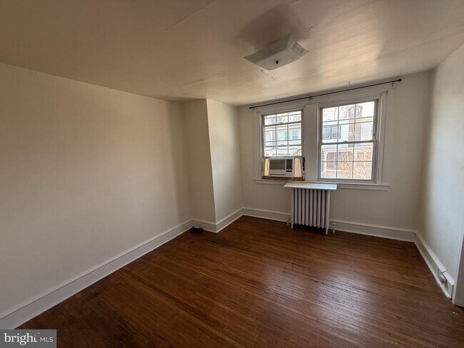 Building Photo - 3422 Tilden St