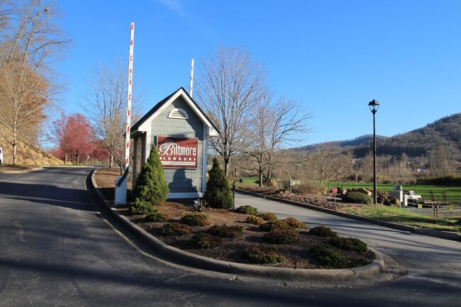Building Photo - West AVL - Beautifully Updated Townhouse