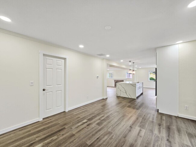 Building Photo - Modern Luxury: 4-Bed, 4.5-Bath Fully Remodeled Home