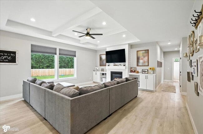 Building Photo - 4 BEDROOM | 2 BATHROOMS | 3 CAR GARAGE | M...