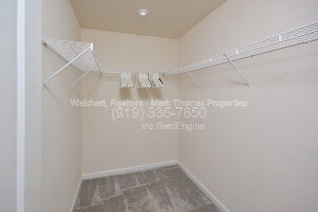 Building Photo - 409 Vassar Dr