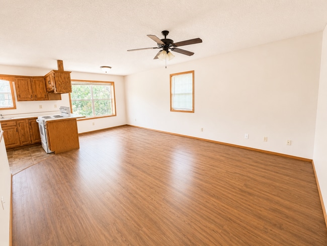 Building Photo - 2 Bed | 2 Bath | 1-Car Garage | South Joplin $1000