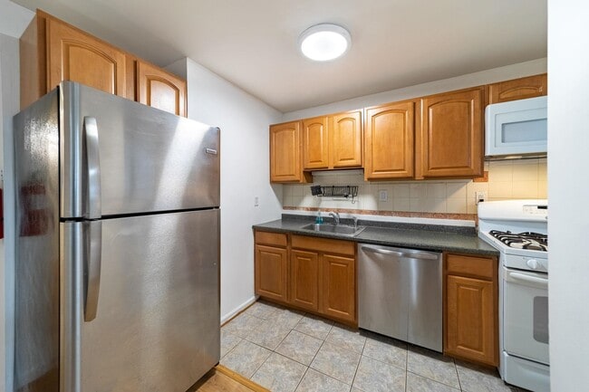 Building Photo - 236 Christopher Columbus Dr