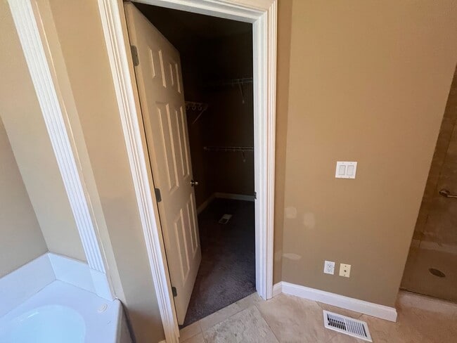 Building Photo - Beautiful 4 Bed in Hamburg!