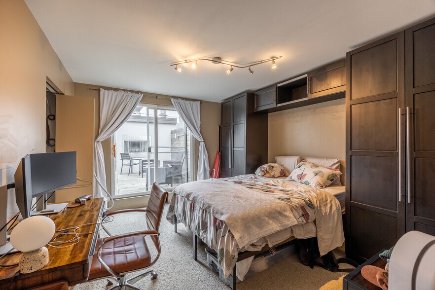 Building Photo - 1224 W Augusta Blvd