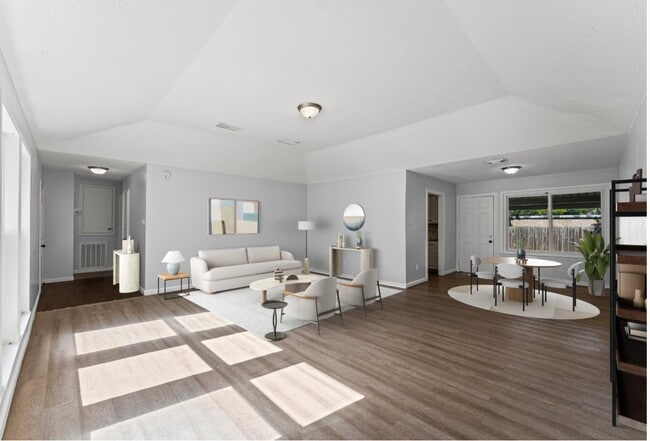 Building Photo - 2808 Pinewood Dr