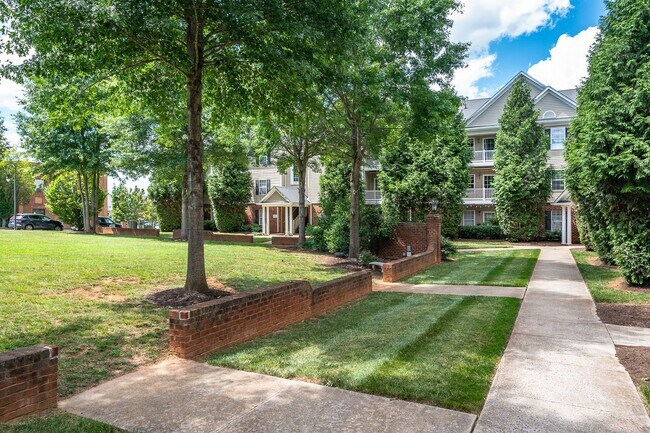 Building Photo - 623 Wyndhurst Dr
